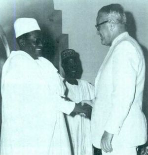 디오리(왼쪽)가 1968년 미국 국무부 아프리카 담당 차관보 조셉 파머 2세와 인사하고 있다.