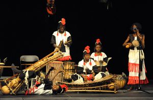 2009년 9월 제5회 크로스 컬처 페스티벌 기간 중 폴란드 바르샤바에서 공연하는 부르키나파소 어린이들