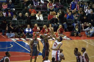 오카포가 래시드 월러스를 상대로 팁오프를 하는 모습