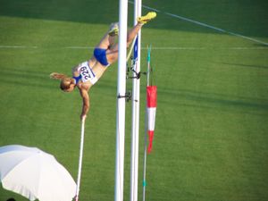 그리스 육상 선수 니콜레타 키리아코풀루가 여자 장대높이뛰기 경기 중이다.