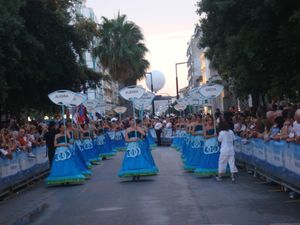 폐막식에서 이탈리아어로 참가국 이름을 적은 표지판을 들고 있는 젊은 여성들.