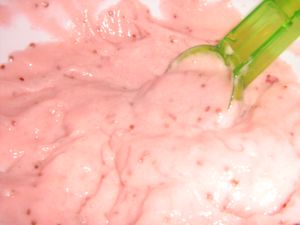 붉은 건포도 세몰리나 무스 (jāņogu debesmanna)