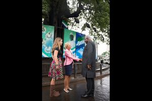 2014년 질 바이든과 Finnegan Biden을 만나는 코로마