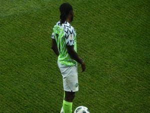 2018년 FIFA 월드컵에서 나이지리아 소속으로 프리킥을 하는 모지스.