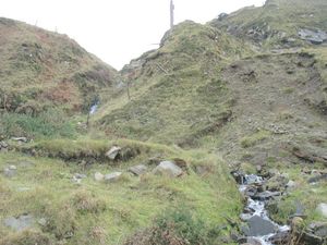 이 현수 계곡은 자갈 점토 절벽의 급격한 후퇴 침식으로 생성되었다.