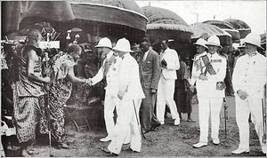 아부라의 오마네 오토 아바비오 2세가 1925년 아크라에서 웨일스 공에게 소개되는 모습