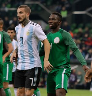 2017년 친선 경기에서 아르헨티나를 상대로 나이지리아 대표팀에서 뛰고 있는 오메루오