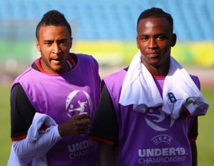 베라히노(오른쪽)와 네이선 레먼드는 에스토니아에서 열린 2012 UEFA U-19 유럽 선수권 대회에 참가했다.