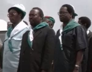 1993년 FRODEBU 집회에서 은타랴미라(가운데). 멜키오르 은다다예가 오른쪽에 서 있다.