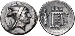 바그다드, 기원전 3세기 초 페르시스의 최초 기록된 프라타라카이다. 이스타크르에서 주조된 동전. 앞면: 짧은 수염, 콧수염, 귀걸이, 사트라프식 머리 장식(키르바시아)을 한 바그다드. 뒷면: 아후라 마즈다의 불의 신전 왼쪽에 서 있는 바그다드, 신전 반대편에 위치한 기둥