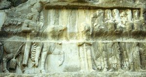 아랍 사절단과 만나는 바흐람 2세의 비샤푸르 부조.