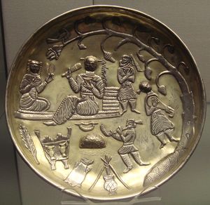 타푸리아의 은도금 접시, 7~8세기. 사산 왕조 시대에 시작되어 아랍 침략 이후에도 이어진 전통. 누워있는 인물 옆에 팔레비 문자로 된 아누자드 비문. 대영 박물관