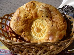 우즈베크 난 빵은 탄두르 오븐에서 구워진다