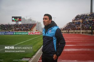 네쿠남이 에스테글랄 테헤란(Esteghlal F.C.)을 이끌고 페르시아 걸프 프로 리그 경기에서 코칭하고 있다.