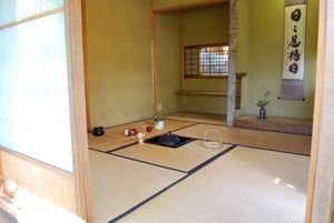 일부 식기를 갖춘 유사한 내부의 모습