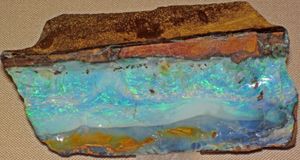 모암 내 조잡한 오팔