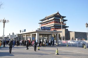 지하철 건설 과정에서 베이징의 많은 성벽이 철거되었으나, 초기 지하철 노선은 첸먼 문을 보호하기 위해 약간 변경되었다.