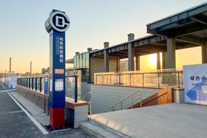 신서우강(서우강 공원)역의 역명판 (2022년 1월)