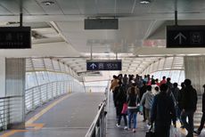 왕징시역. 13호선과 15호선 간 환승 시 긴 통로와 육교를 이용해야 한다.