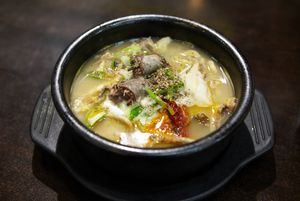 뚝배기에 담겨 제공되는 순대국 (피순대 수프)