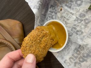 캐나다 온타리오의 Odd Burger의 비건 "치킨" 너겟