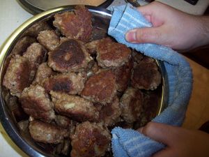 갓 만든 덴마크식 미트볼 (frikadeller)