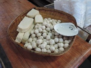 홍콩 창자우의 현지 어묵 가게에서 판매하는 어묵