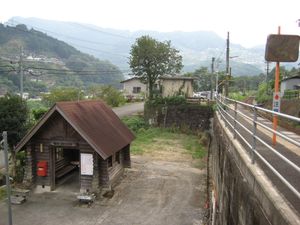 역 플랫폼과 대합실 (2007년 9월)