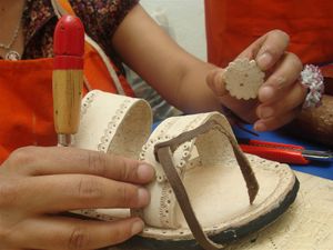 멕시코시티 민속 예술 박물관(Museo de Arte Popular, Mexico City) 작업장에서 수제 와라체 샌들을 만드는 모습