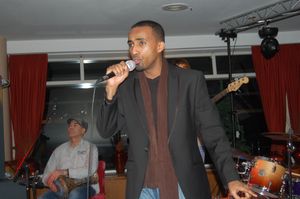 헤이그 네덜란드의 피어 스헤베닝겐 스트란드베그에서 밴드와 함께 공연하는 아르 만타