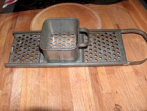 깔때기형 슈페츨레 메이커 (Spätzlehobel)