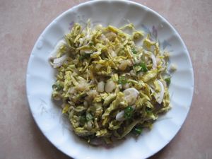 양파, 고추, 구운 땅콩, 참깨, 땅콩 기름을 넣은 발효 녹색 망고 샐러드