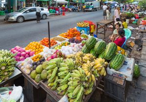 양곤의 길거리 과일 노점상