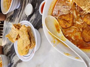 카레 미 한 그릇, 튀긴 두부 껍질과 어묵을 곁들여