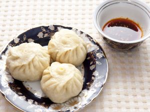 고추 소스와 함께 제공되는 위구르식 만타