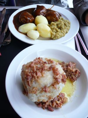 노르웨이식 raspeball과 kjøttkake