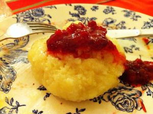 버터와 링곤베리 잼과 함께 제공되는 스웨덴 palt.