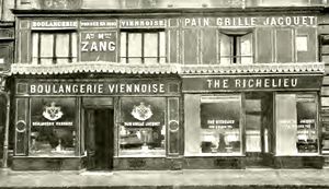 1909년의 오리지널 Boulangerie Viennoise (당시 필리베르 자케 소유). 빵집은 왼쪽에, 티 살롱은 오른쪽에 있다.