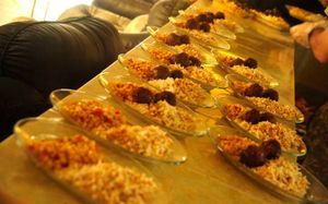 쌀밥과 코프타(미트볼) 및 옥수수