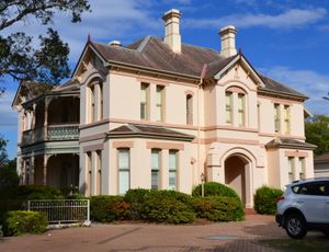 1886년에 해리 챔버스 켄트(Harry Chambers Kent)의 설계로 지어진 우드스톡(Woodstock)은 아파트로 개조되었다.