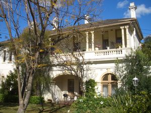 1888년 닥터 조지 슬라이를 위해 찰스 슬레이터(Charles Slatyer)의 설계로 지어진 글렌 루나(Glen Luna)는 아파트로 개조되었다.