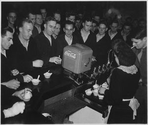 제2차 세계 대전 중 파리 제1 미국 종합병원에서 제공된 바나나 스플릿과 아이스크림 선데