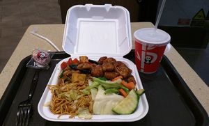 전형적인 팬더 익스프레스 식사: 궁보계, 오렌지 치킨, 차우 미엔, 찐 채소