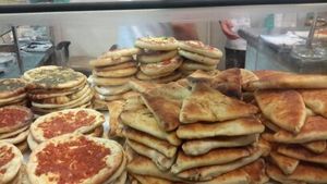 레바논 식당에서 제공되는 다양한 마나에쉬 및 기타 빵