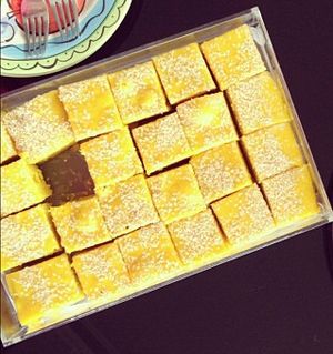 스푸프는 아니스 향이 나는 인기 있는 달콤한 케이크로, 아몬드로 장식되어 있다