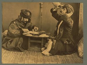 1889년, 베이루트에서 아랍인들이 briq에서 술을 마시고 메제를 먹는 모습