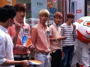 2013년 6월 21일, 서울 명동 프리스비 앞에서 제주항공 홍보를 하는 소년공화국.