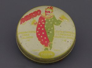 20세기 중반 멕시코산 구두약 브랜드인 파야소(Payaso). 사물의 박물관(Museo del Objeto del Objeto)의 영구 소장품이다.