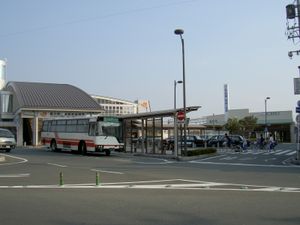 도요카와역 서쪽 출입구와 도요카와이나리역(오른쪽)