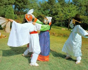 양주별산대놀이에서 샌님(왼쪽)이 첩인 소무(가운데)를 젊은 포도부장(오른쪽)에게 빼앗기는 포도부장놀이 장면. 양반에 대한 평민의 승리를 상징적으로 보여주어 양반에 대한 신랄한 풍자와 모욕을 표현하고 있다.